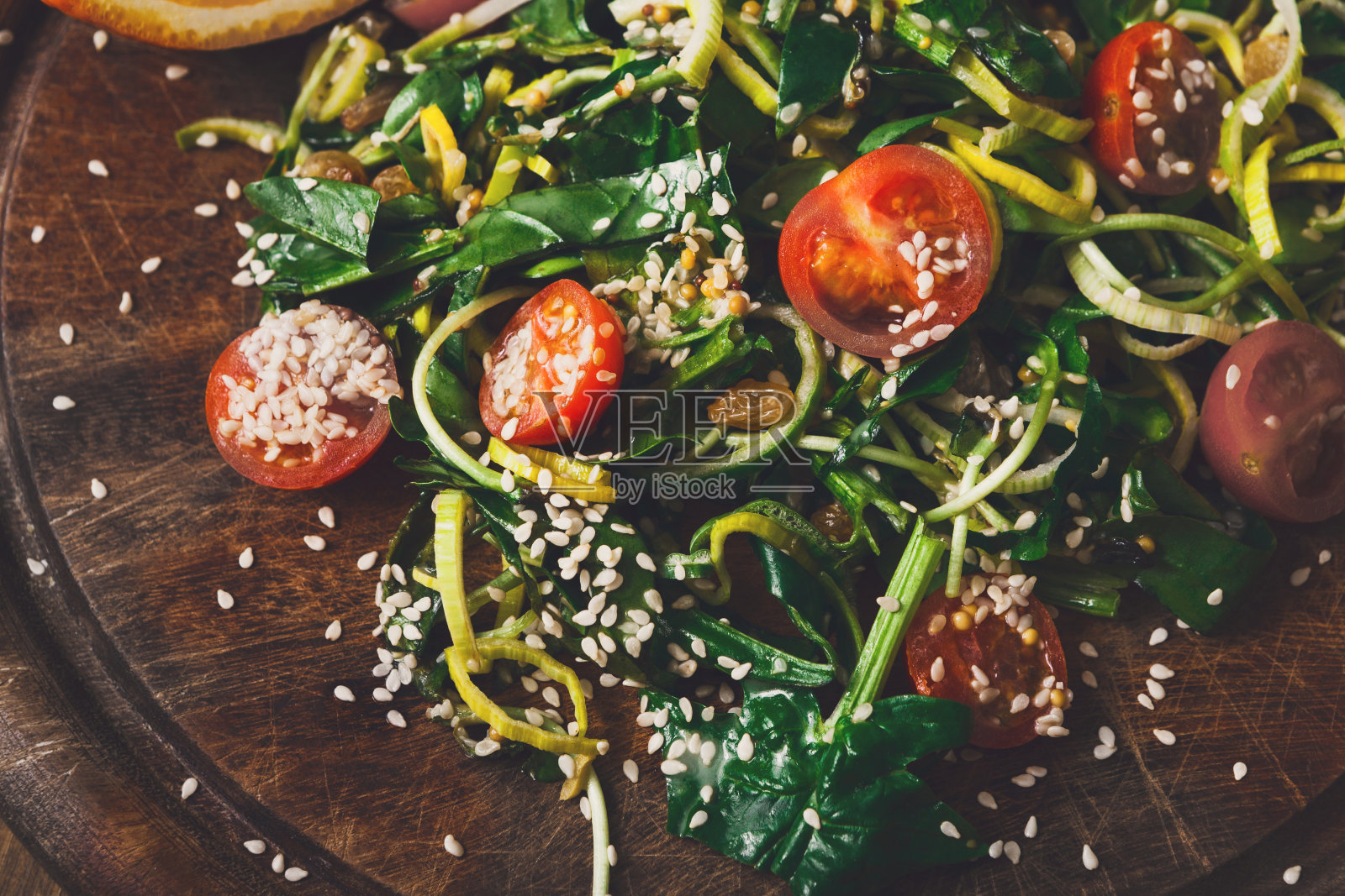 餐厅菜肴——用乡村木材做的蔬菜沙拉照片摄影图片