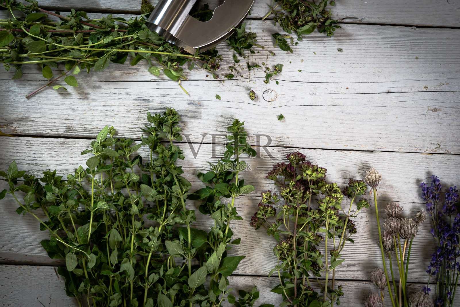 木桌上放着新鲜的厨房香草和香料。俯视图照片摄影图片