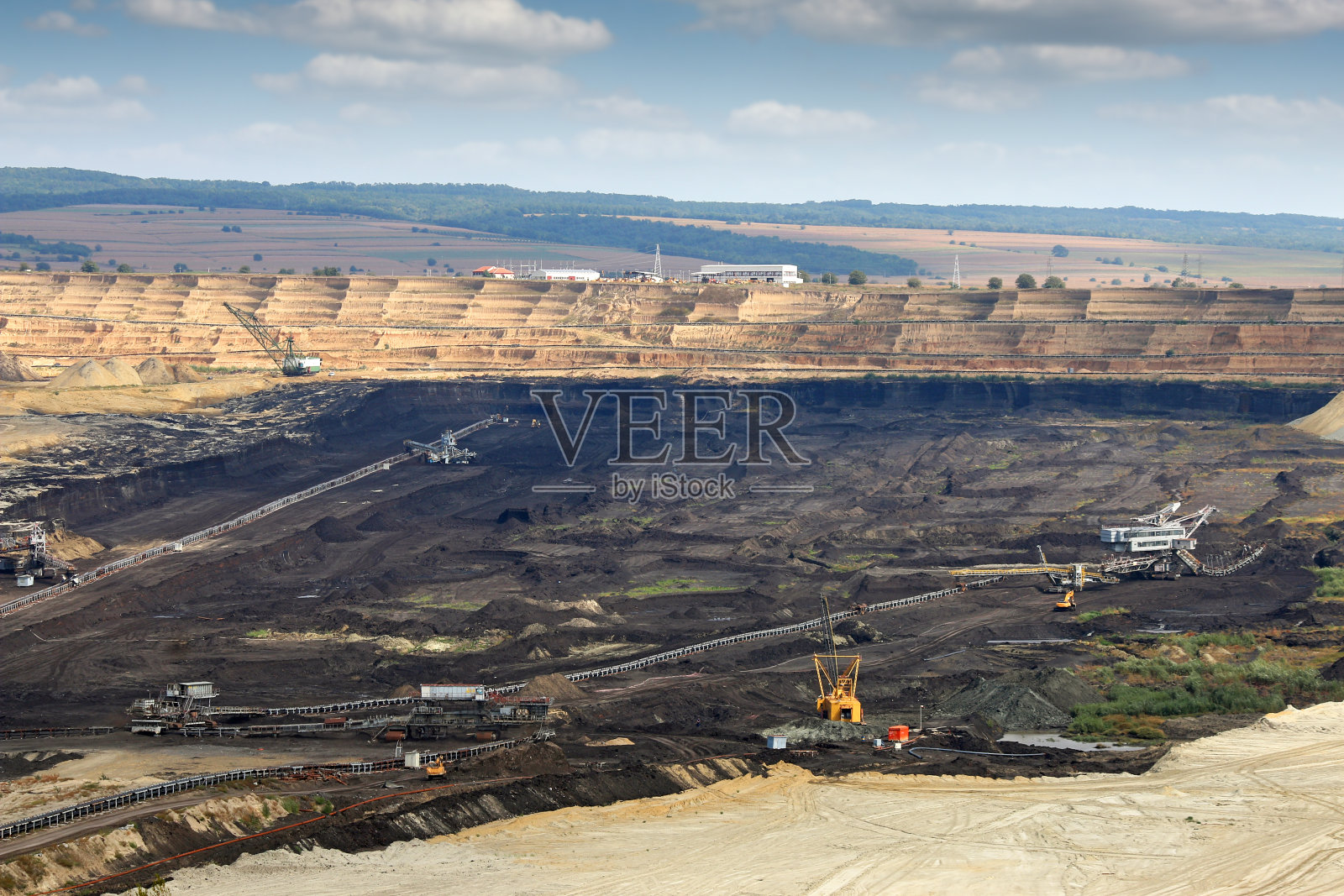 露天煤矿用重型机械塞尔维亚科斯托拉茨景观照片摄影图片