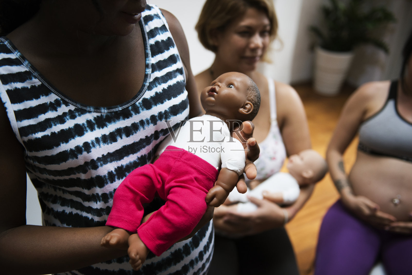 孕妇在一个班照片摄影图片