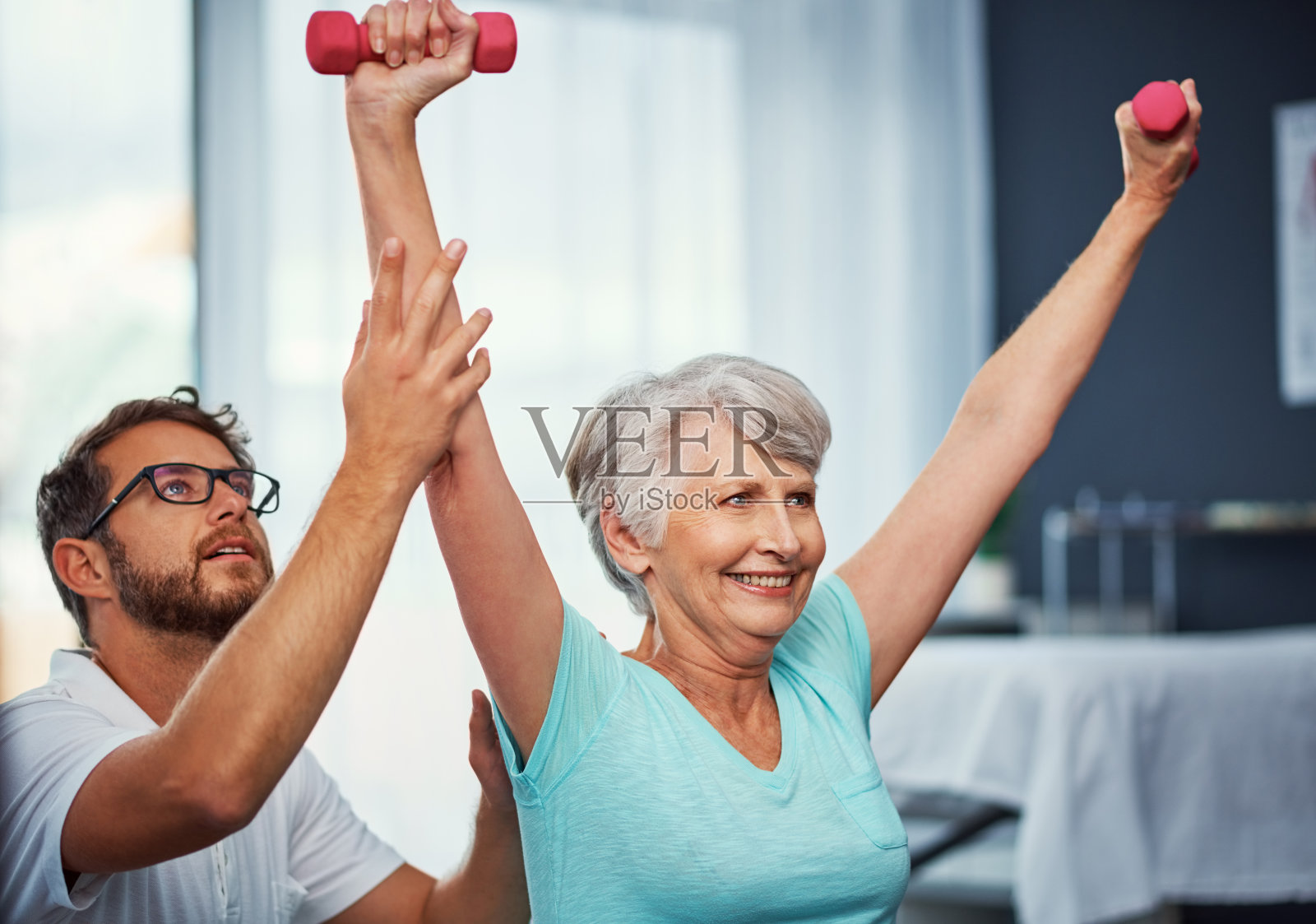 她正在提高自己的健康水平照片摄影图片