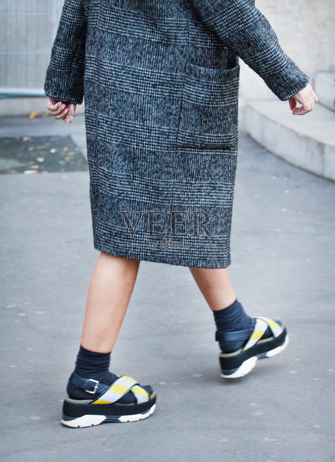 街道上女人的衣服和鞋子的细节照片摄影图片