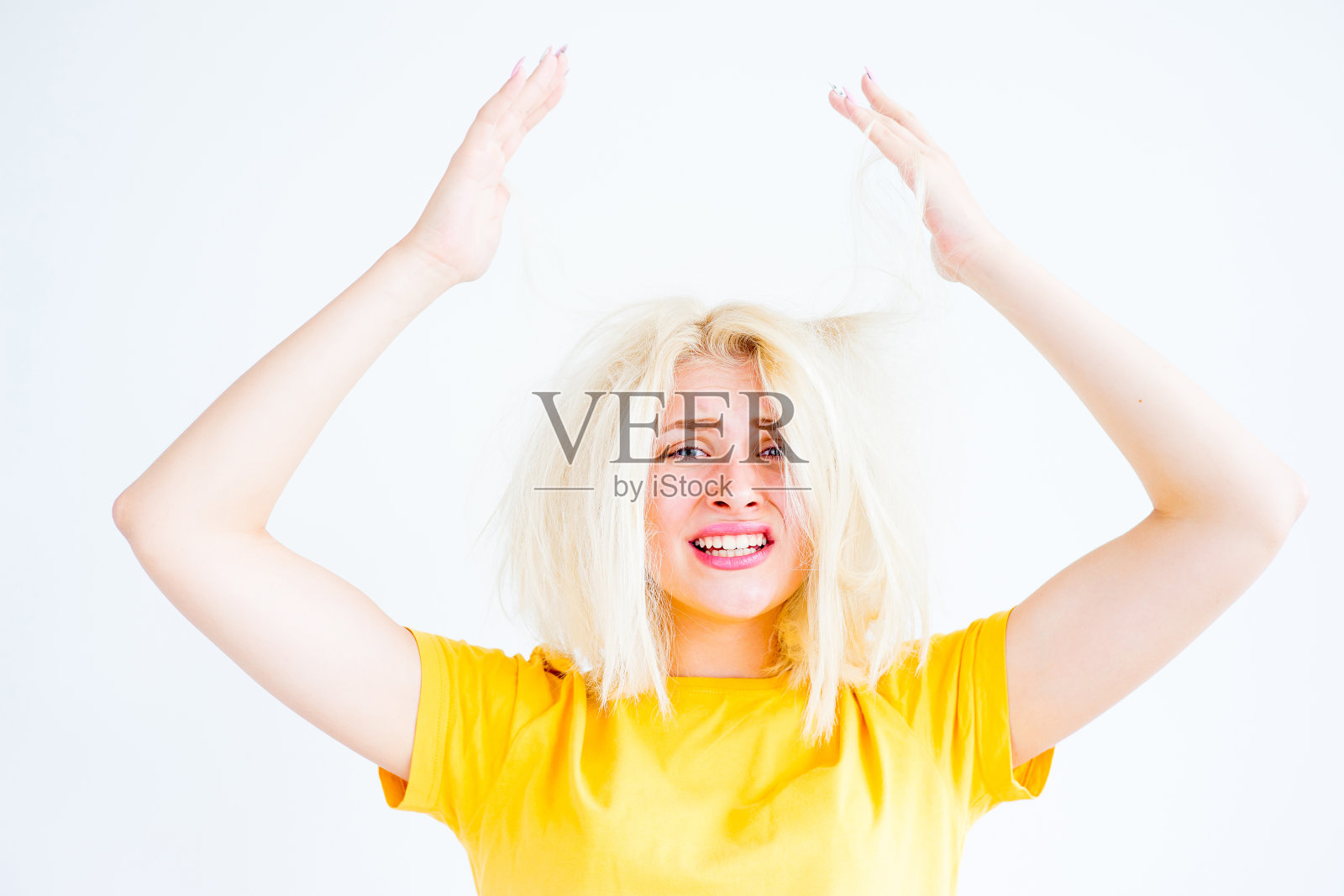 头发凌乱的女孩照片摄影图片