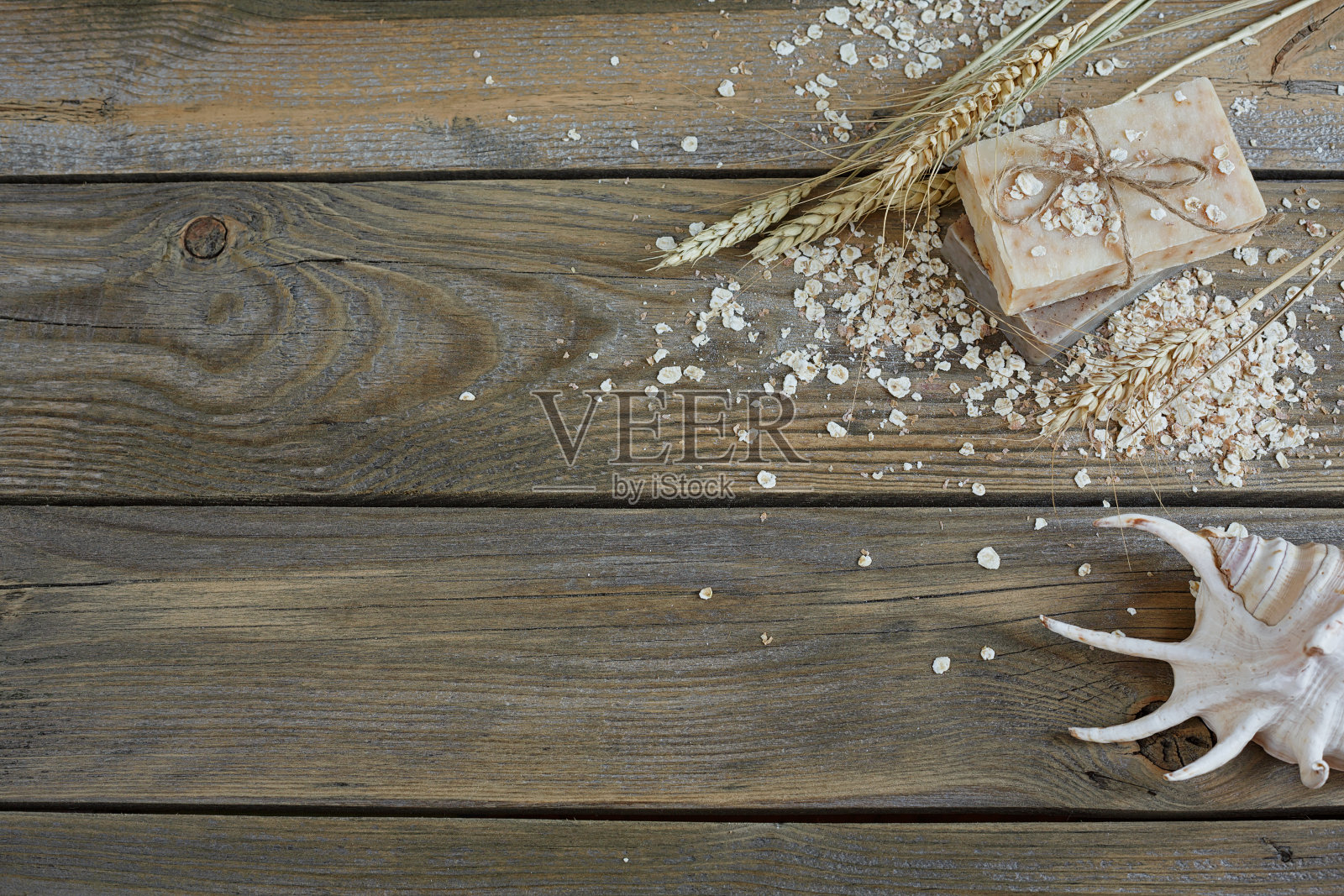 天然手工肥皂，燕麦片和小麦穗在木制背景。照片摄影图片
