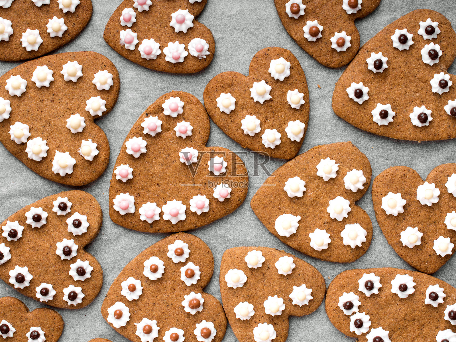 心形饼干在烘焙纸的背景照片摄影图片