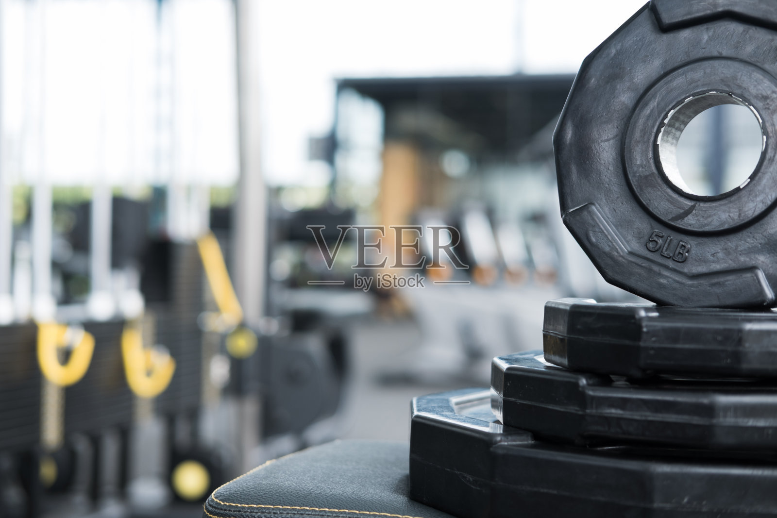 健身房或健身俱乐部的重型杠铃板。运动、健身、生活理念照片摄影图片