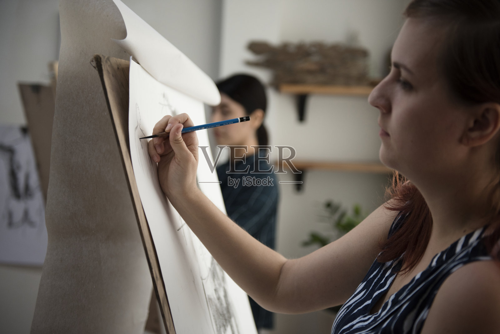 正在画画的女人照片摄影图片