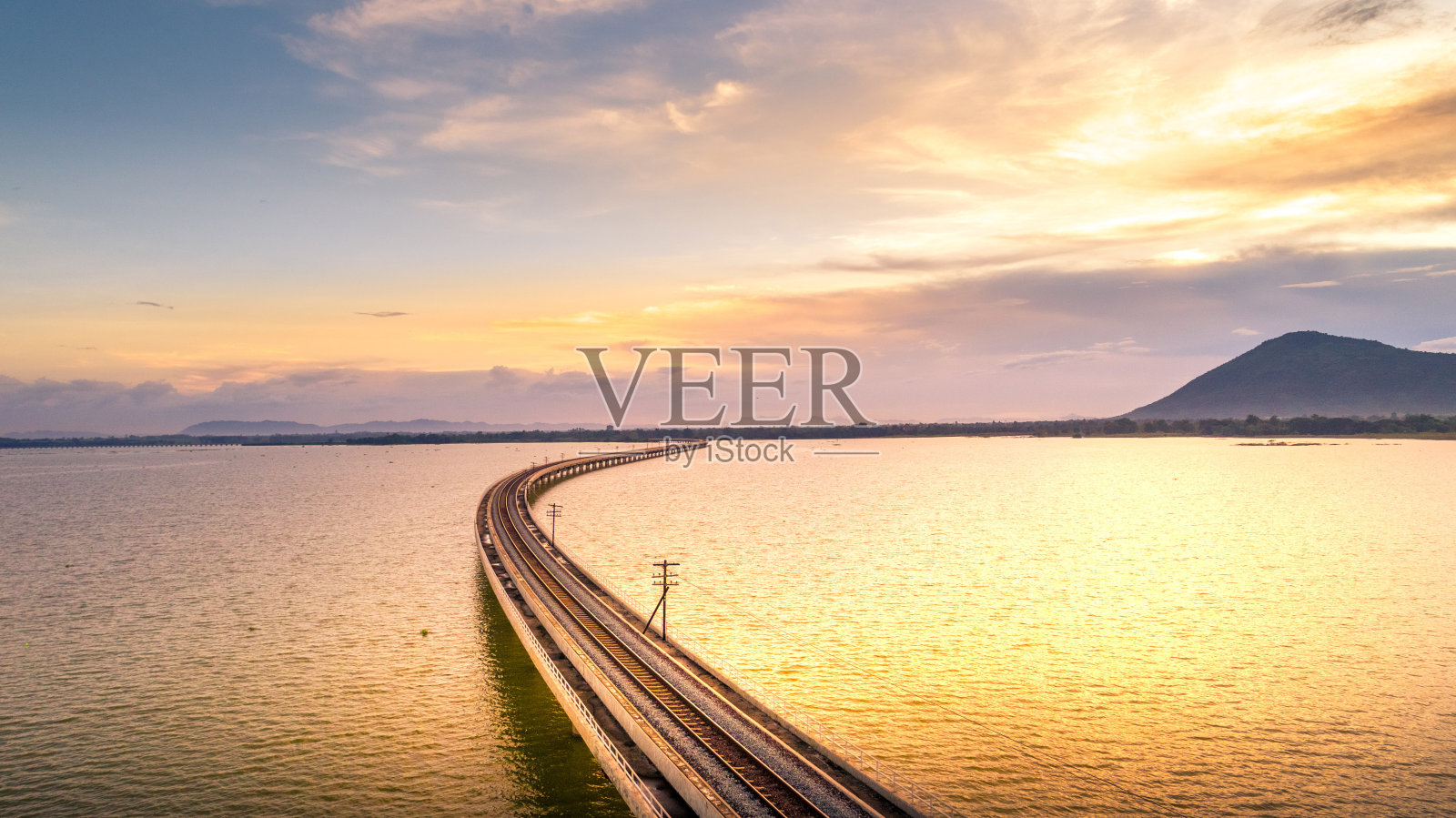航拍铁路桥上的湖巴萨克大坝泰国龙布里美丽的阳光黄金时刻照片摄影图片