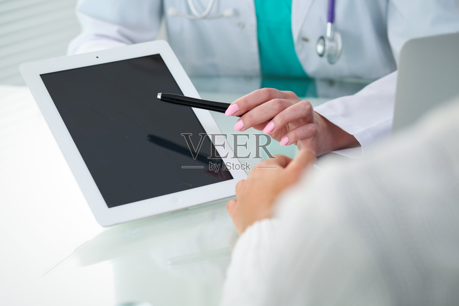 医生和病人，双手特写。医生在谈论体检结果医疗保健和帮助的概念照片摄影图片