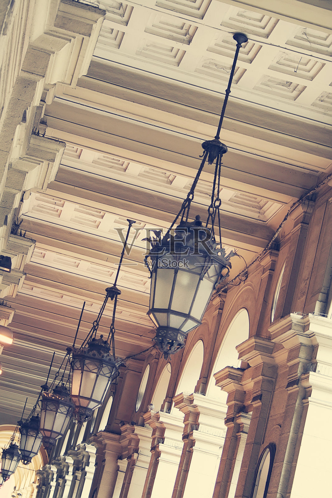 浅浮雕和照明。建筑细节照片摄影图片