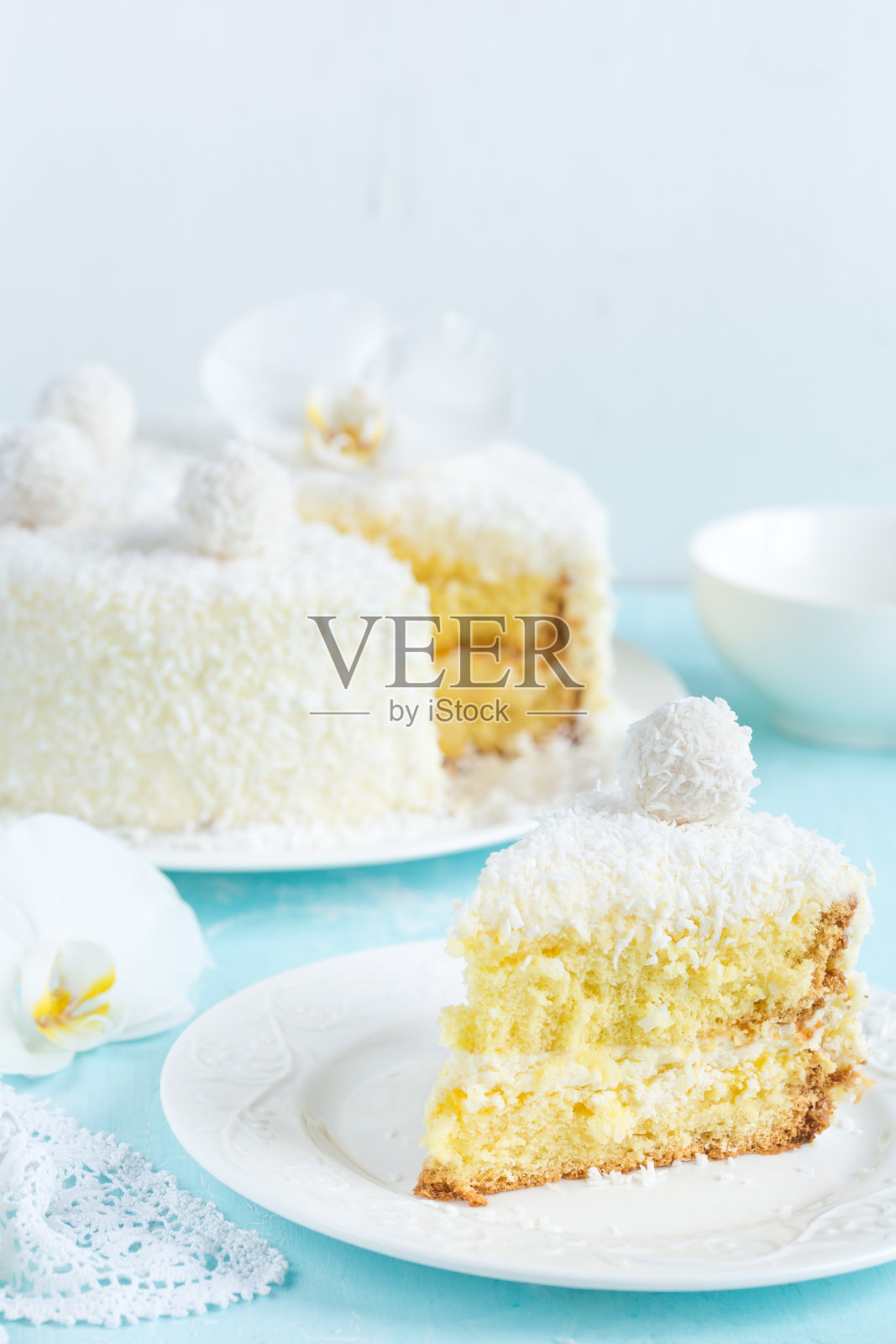 节日柠檬椰子海绵蛋糕照片摄影图片