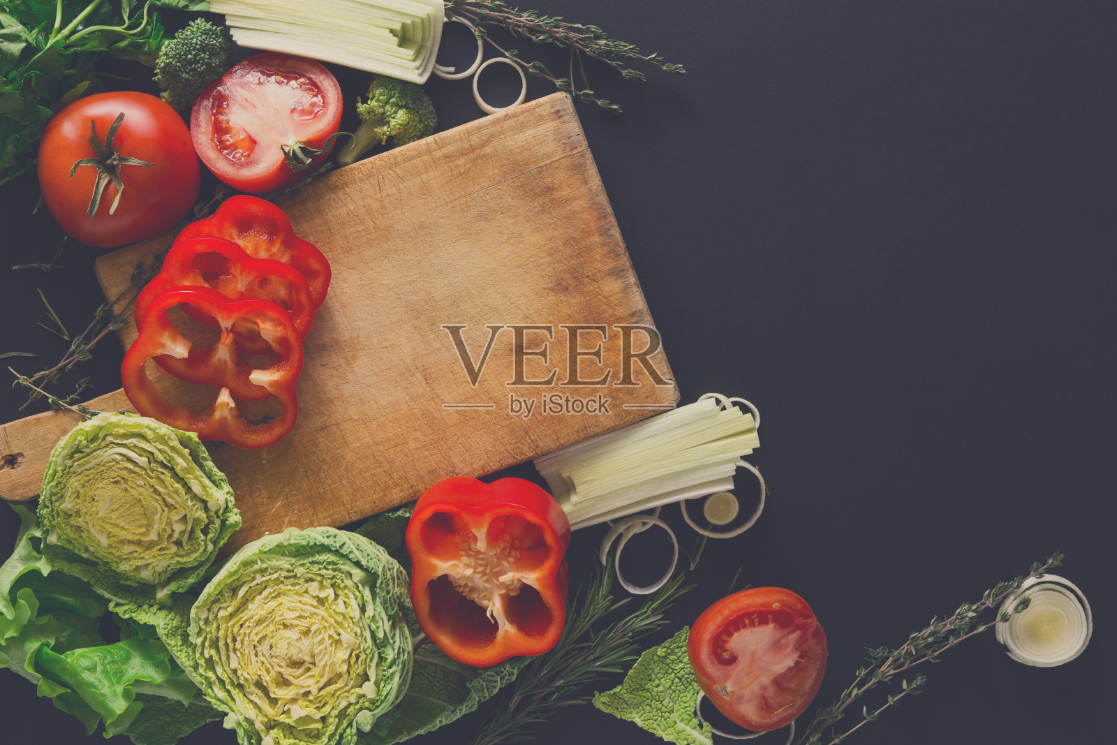 木背景上的新鲜蔬菜框架与复制空间照片摄影图片