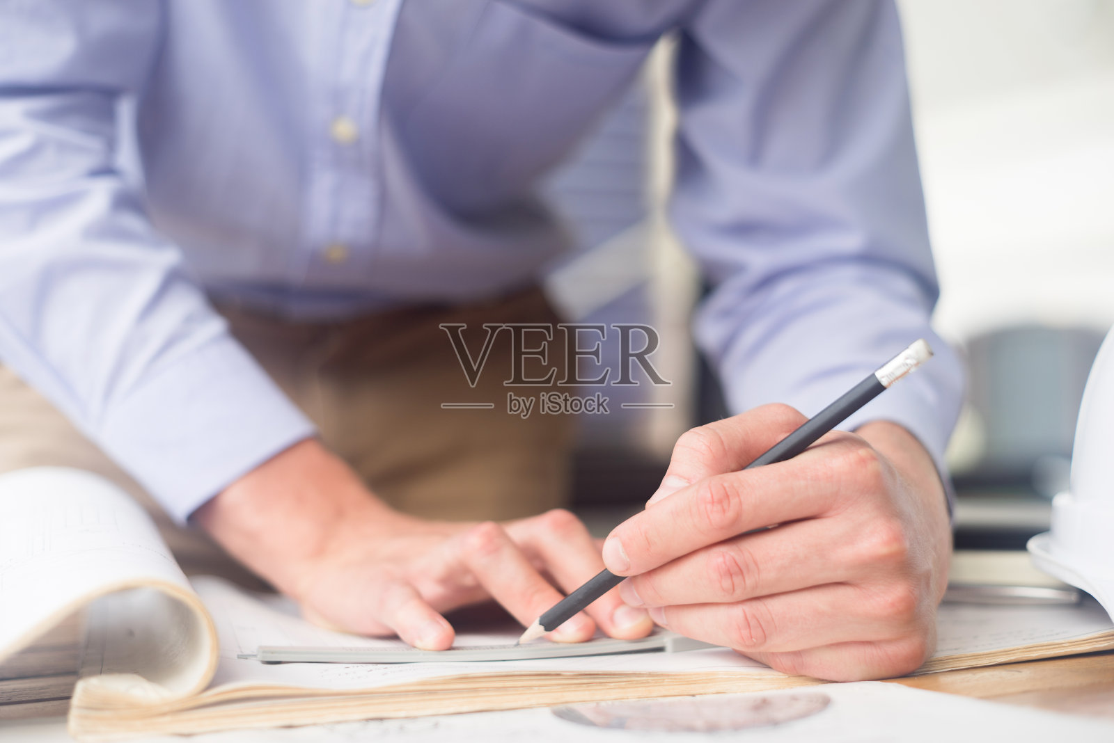 工程师绘制建筑工程蓝图照片摄影图片