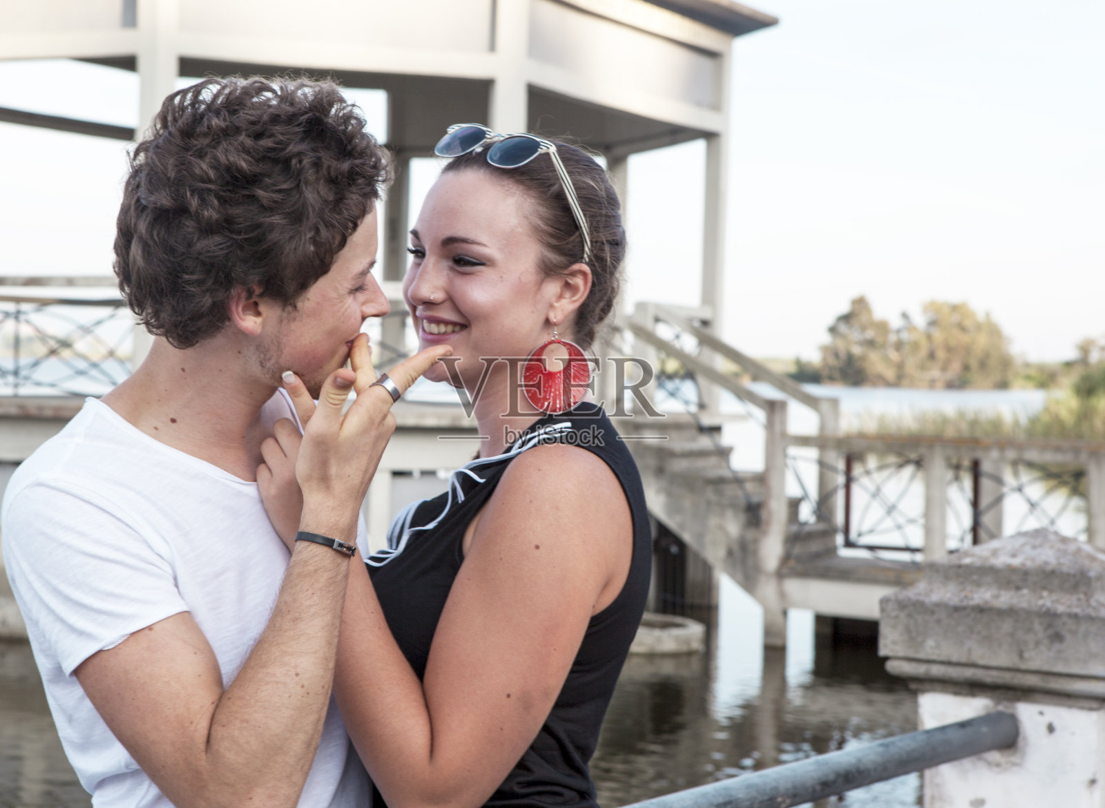 年轻的意大利情侣照片摄影图片