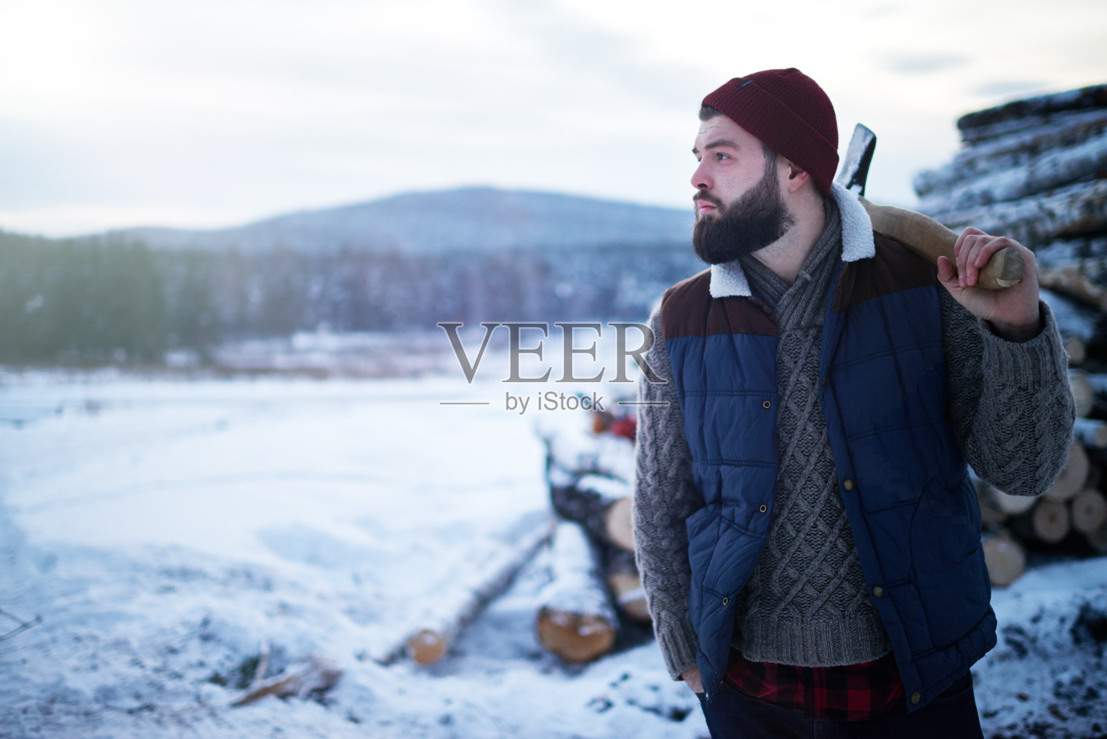 户外留胡子的哈士奇伐木工照片摄影图片