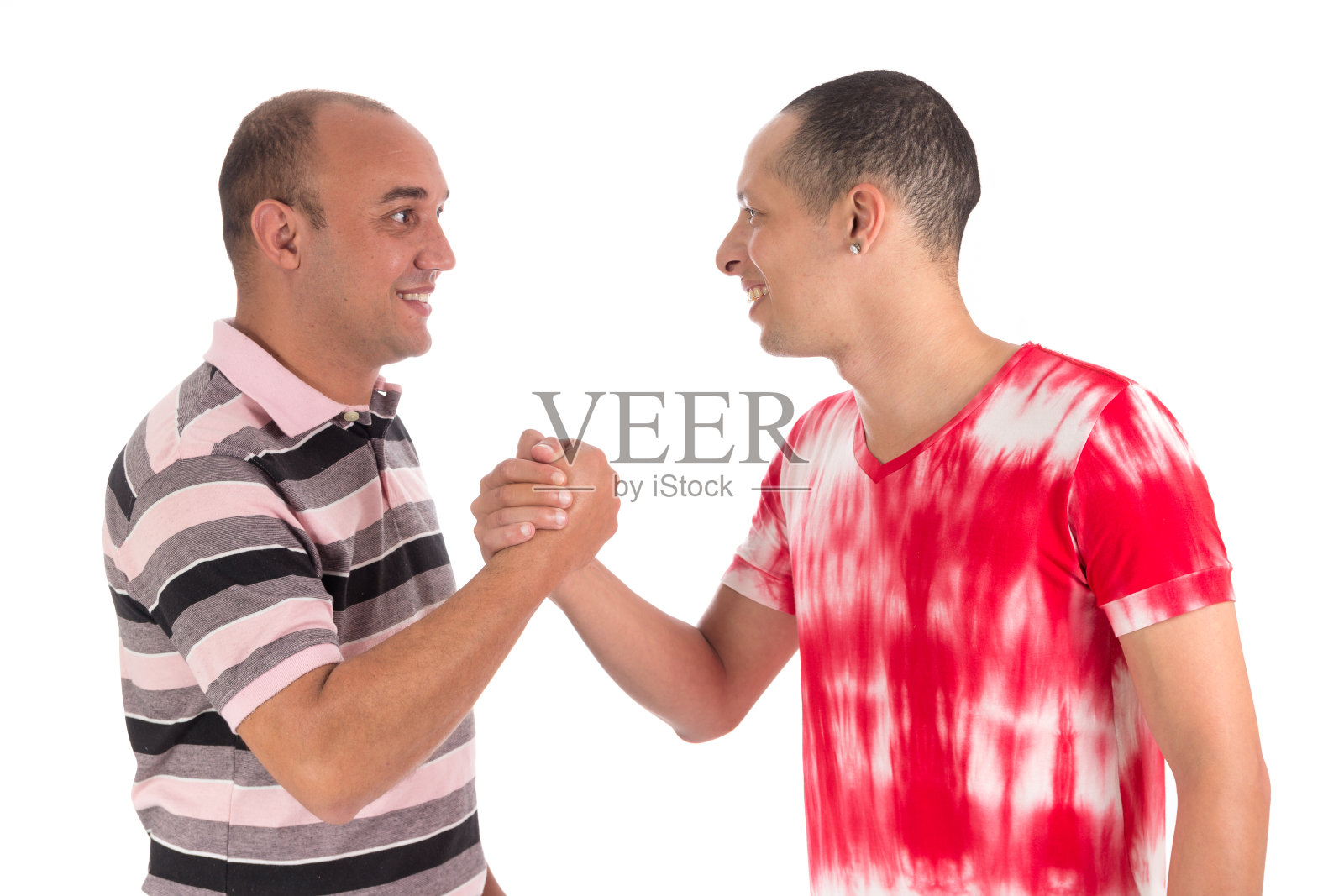 两个朋友见面打招呼。热诚和友爱。白色背景照片摄影图片