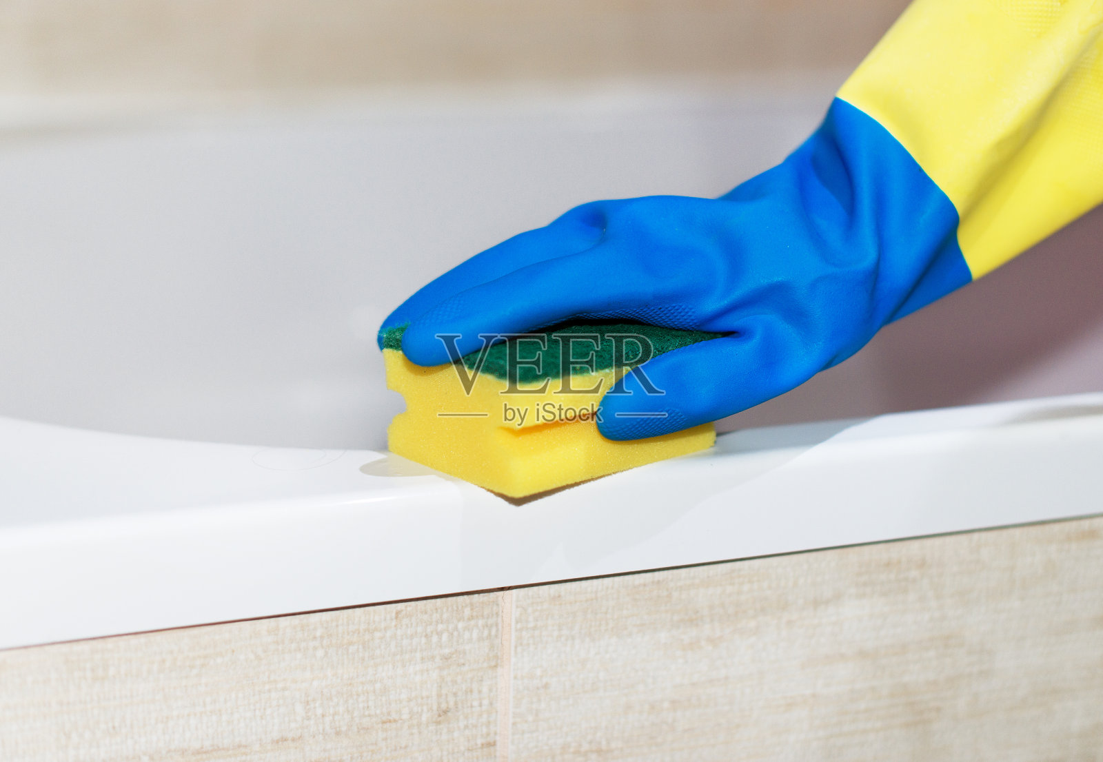 打扫屋子。正在洗浴的女人。照片摄影图片