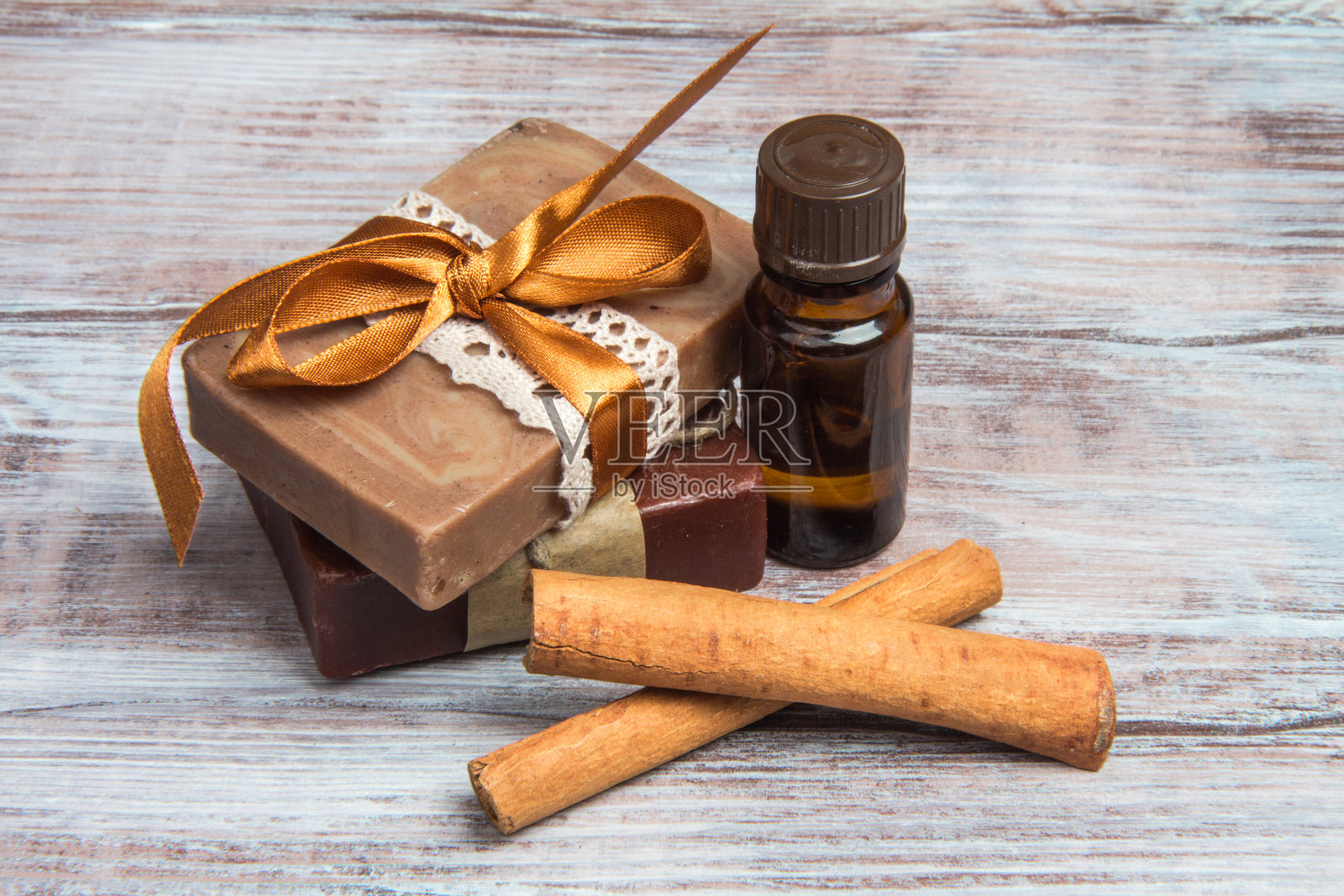 天然手工肥皂，芳香油，肉桂棒。水疗中心的背景照片摄影图片
