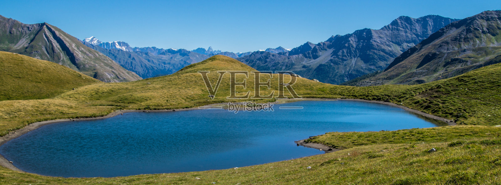 意大利奥斯特法尔小圣伯纳德的凡尼湖照片摄影图片