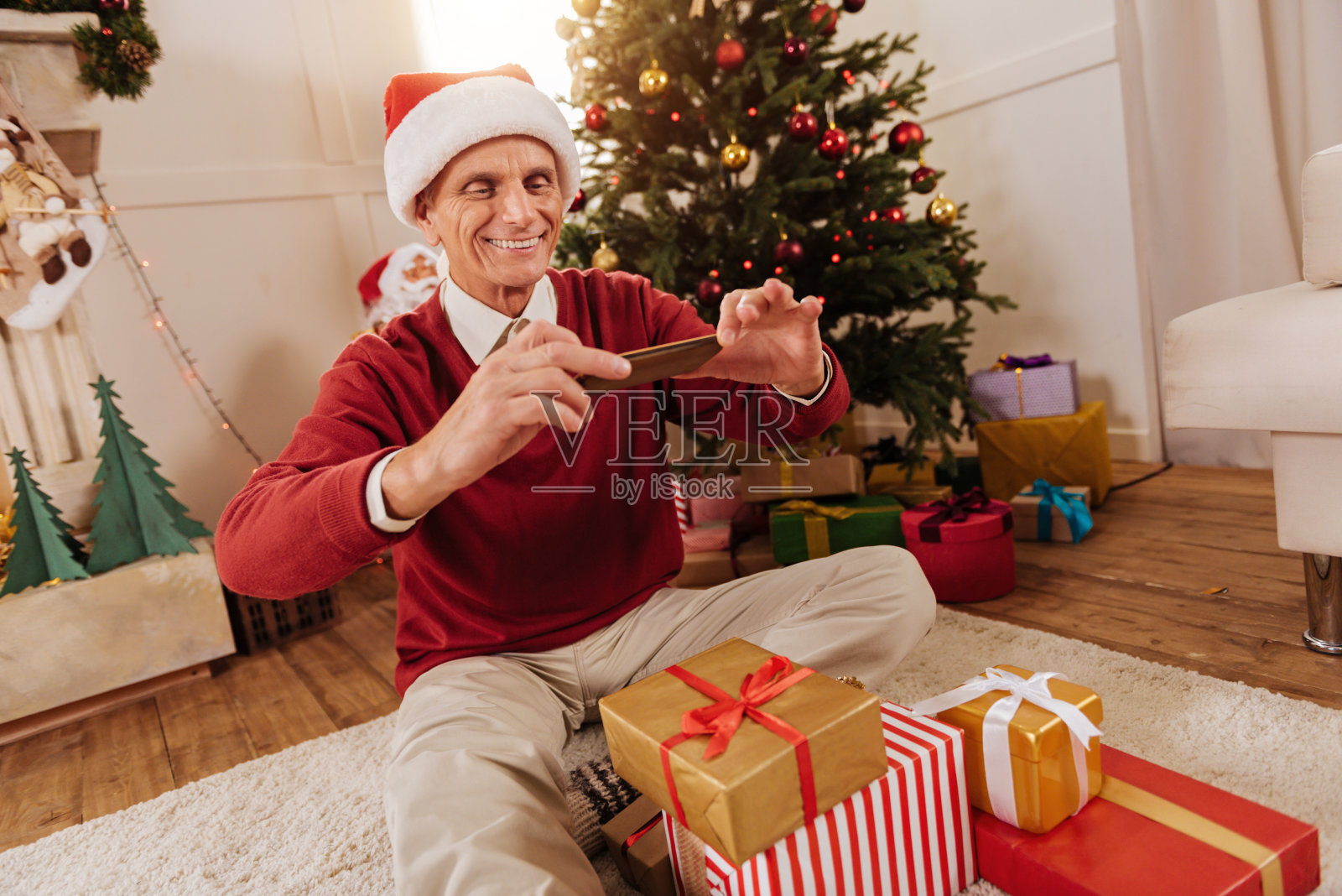 快乐的老人在准备礼物照片摄影图片