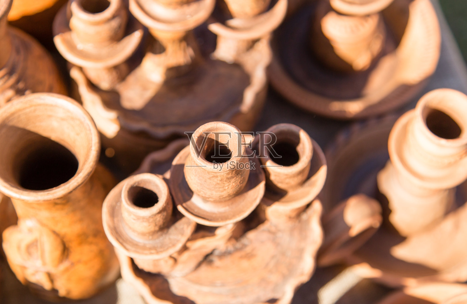 桌子上的陶器作为背景照片摄影图片