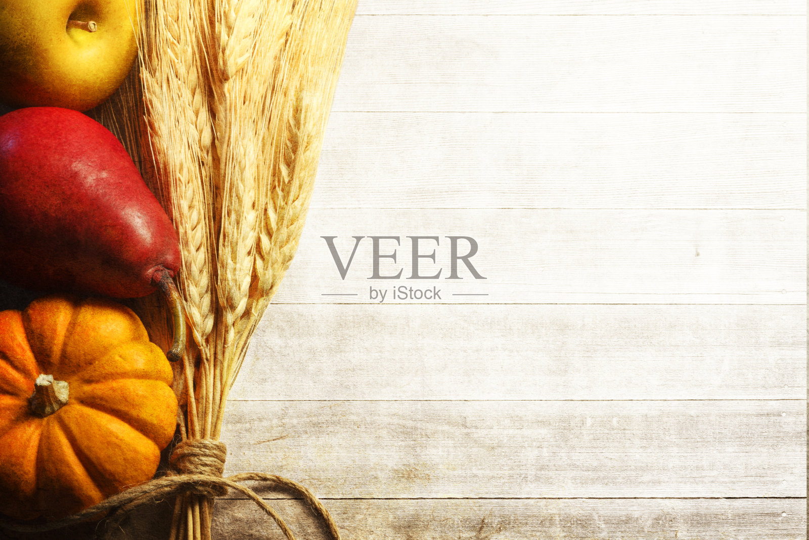 苹果、梨、南瓜和小麦秸秆在刷白的木板上照片摄影图片