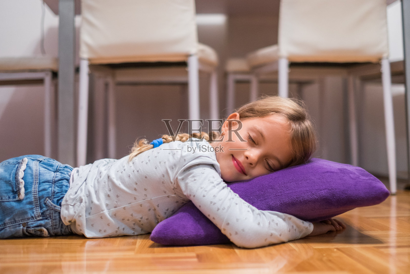 睡在地板上的可爱女孩照片摄影图片