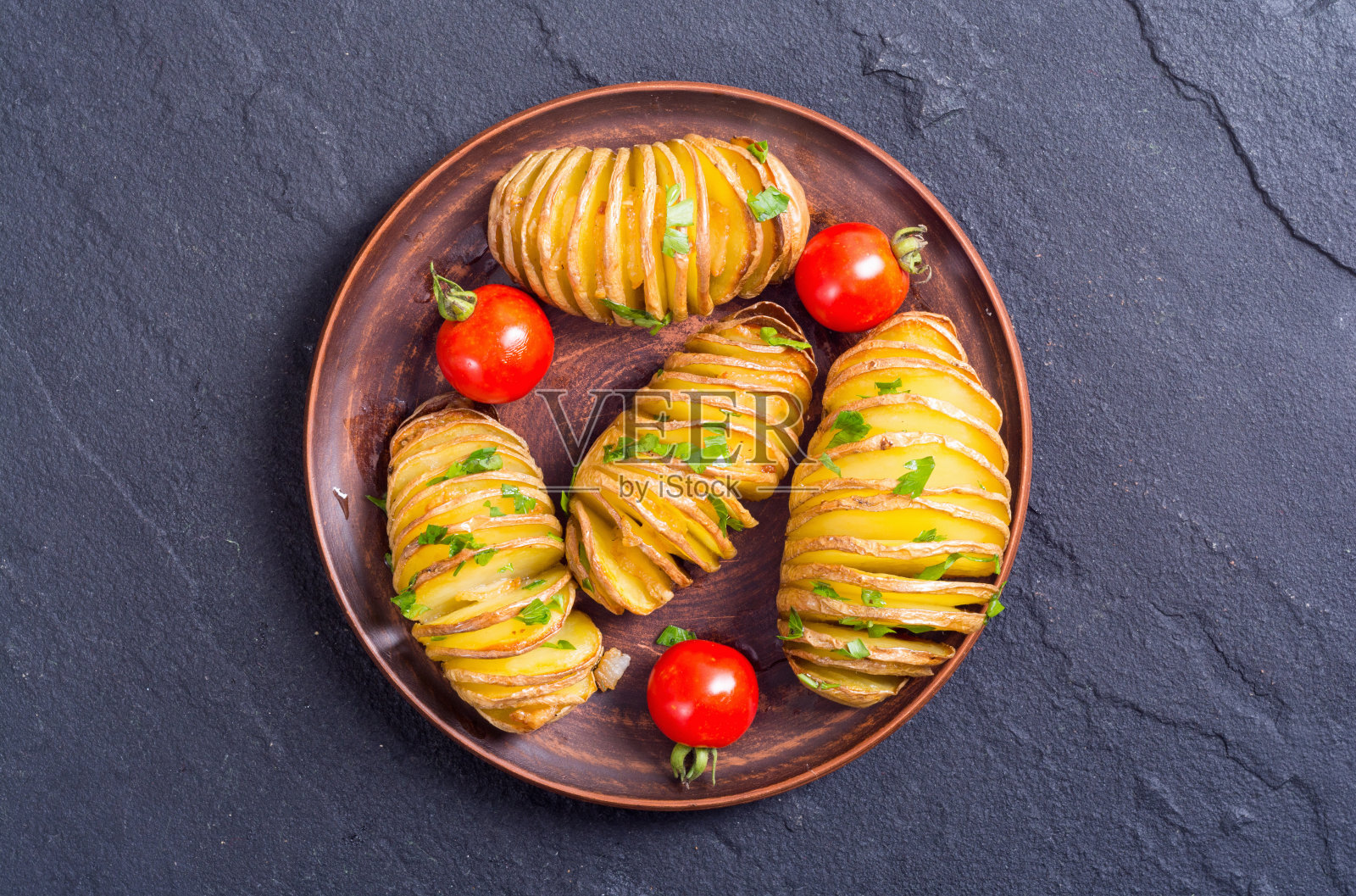 新鲜烤的鞍背土豆照片摄影图片