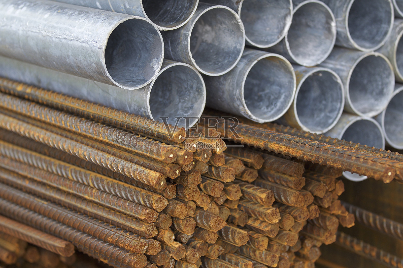 金属制品仓库中有不同种类的金属型材照片摄影图片