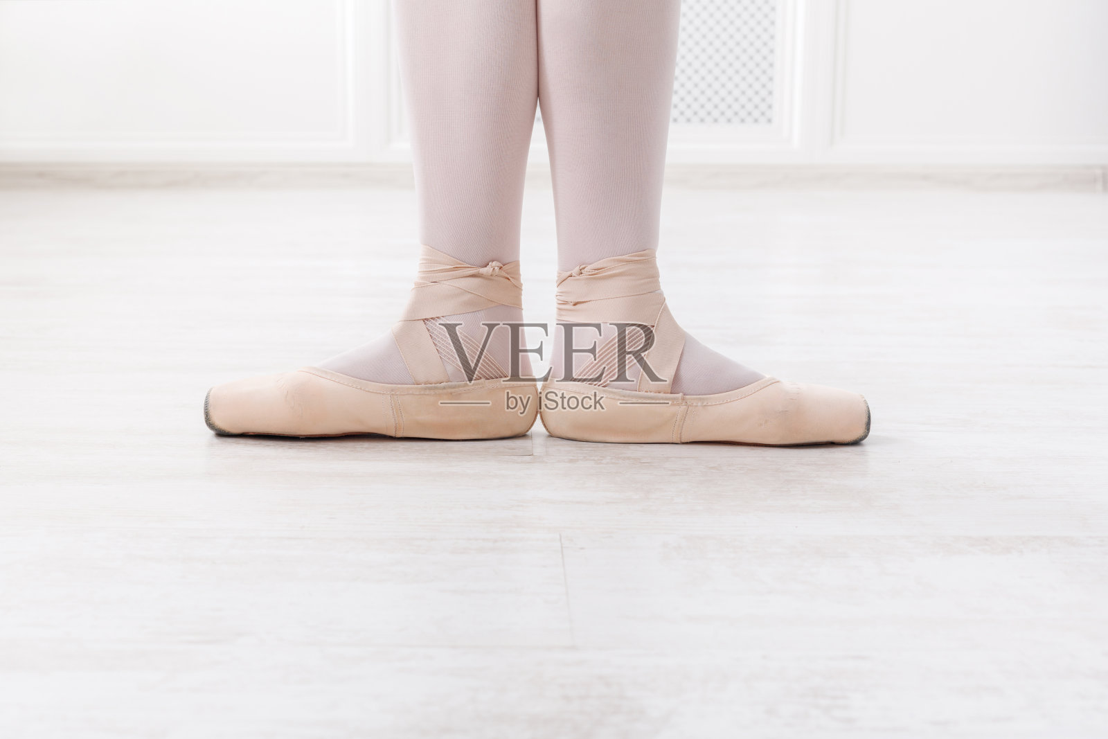 芭蕾舞者的腿在第一位置照片摄影图片