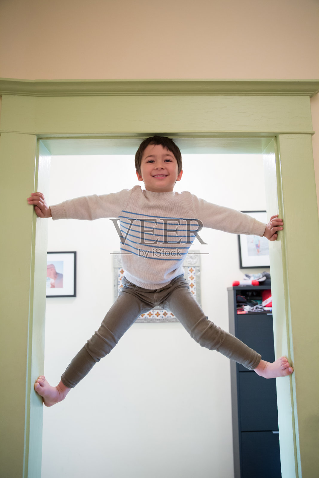 爬门口照片摄影图片