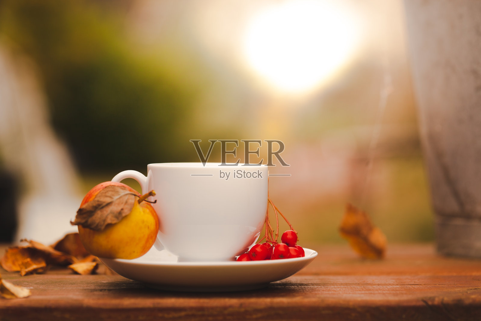 秋日里一杯舒适的卡布奇诺照片摄影图片