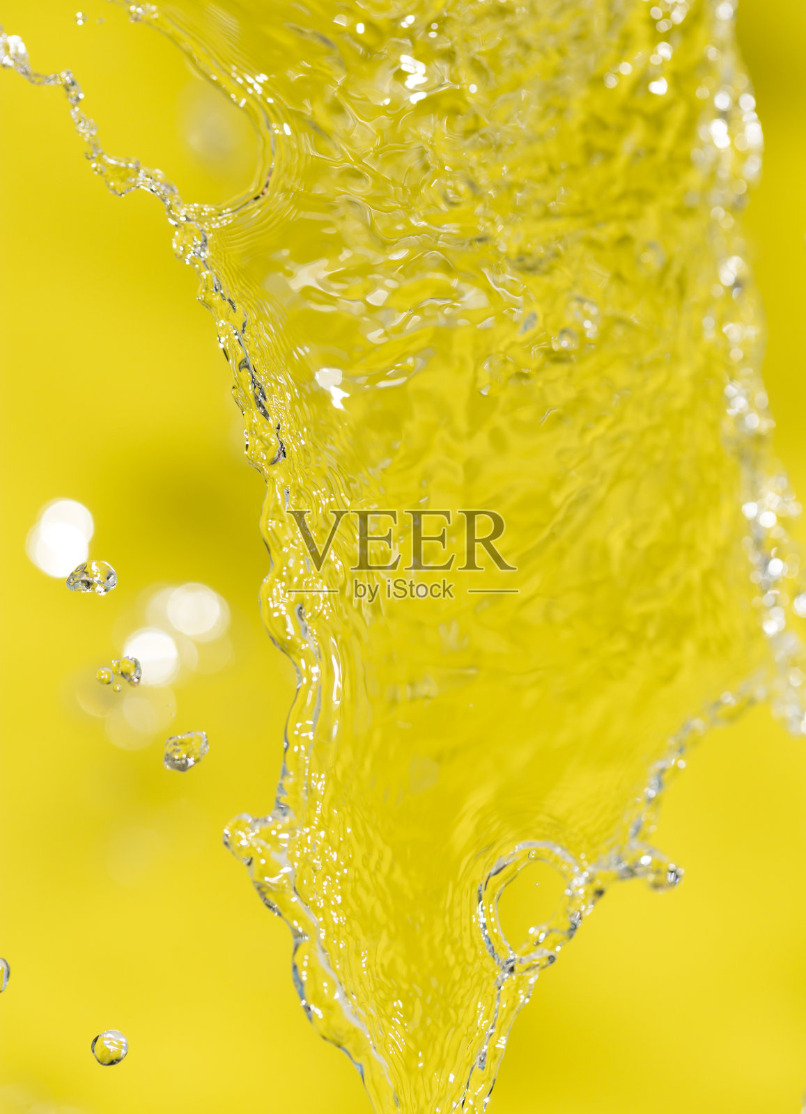 黄色背景上的水照片摄影图片