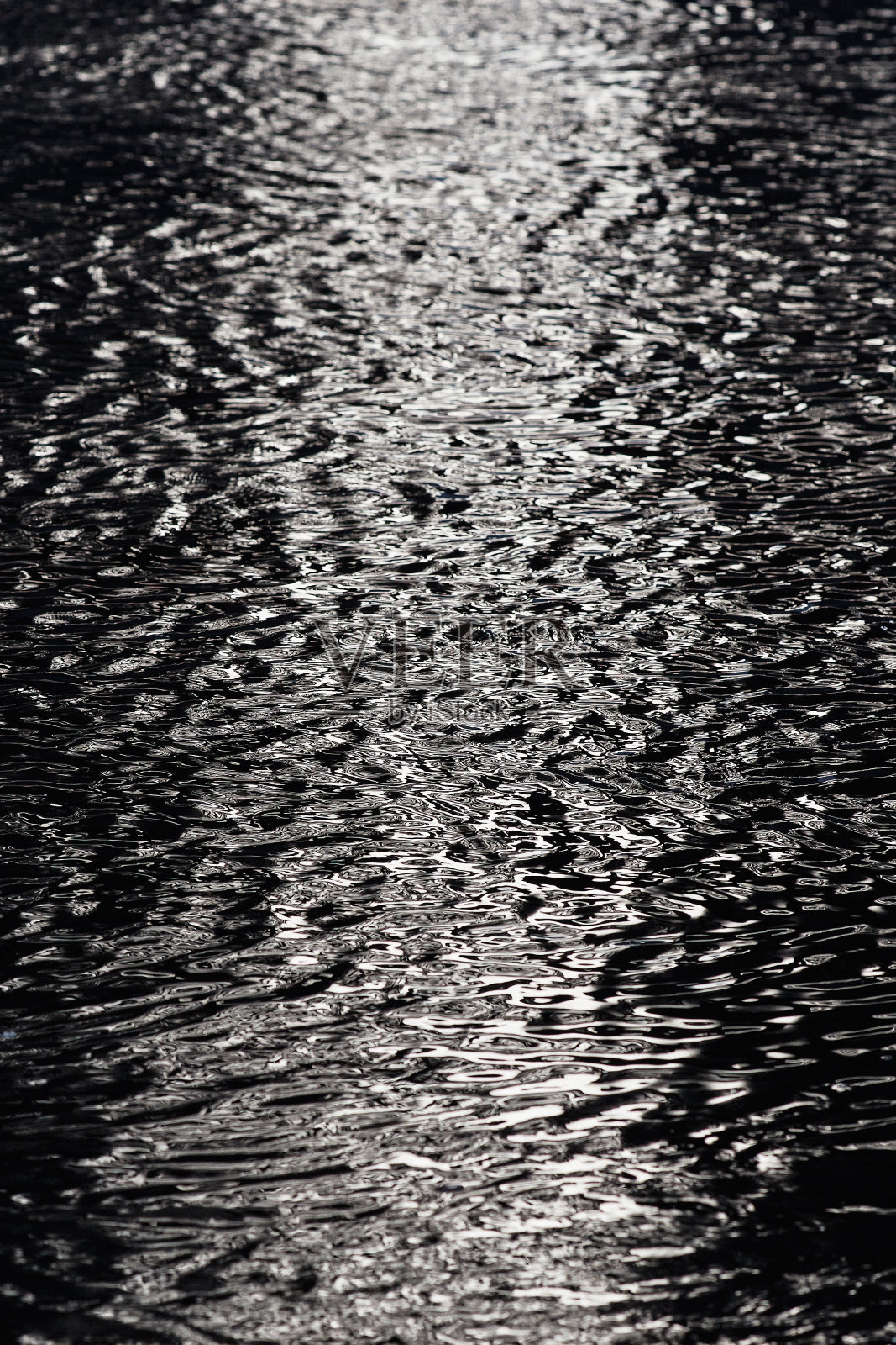 深色水面与涟漪和反射纹理背景照片摄影图片