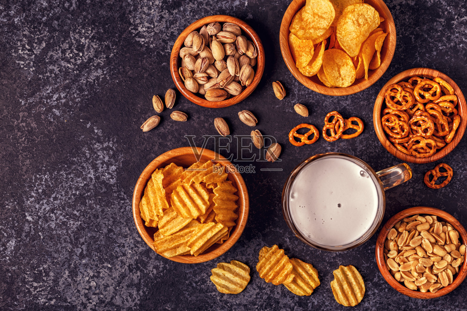 啤酒和零食的石头背景。照片摄影图片