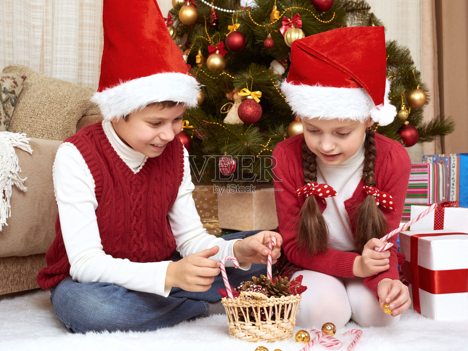 孩子在家里装饰圣诞节玩耍，快乐的情感，寒假的概念照片摄影图片