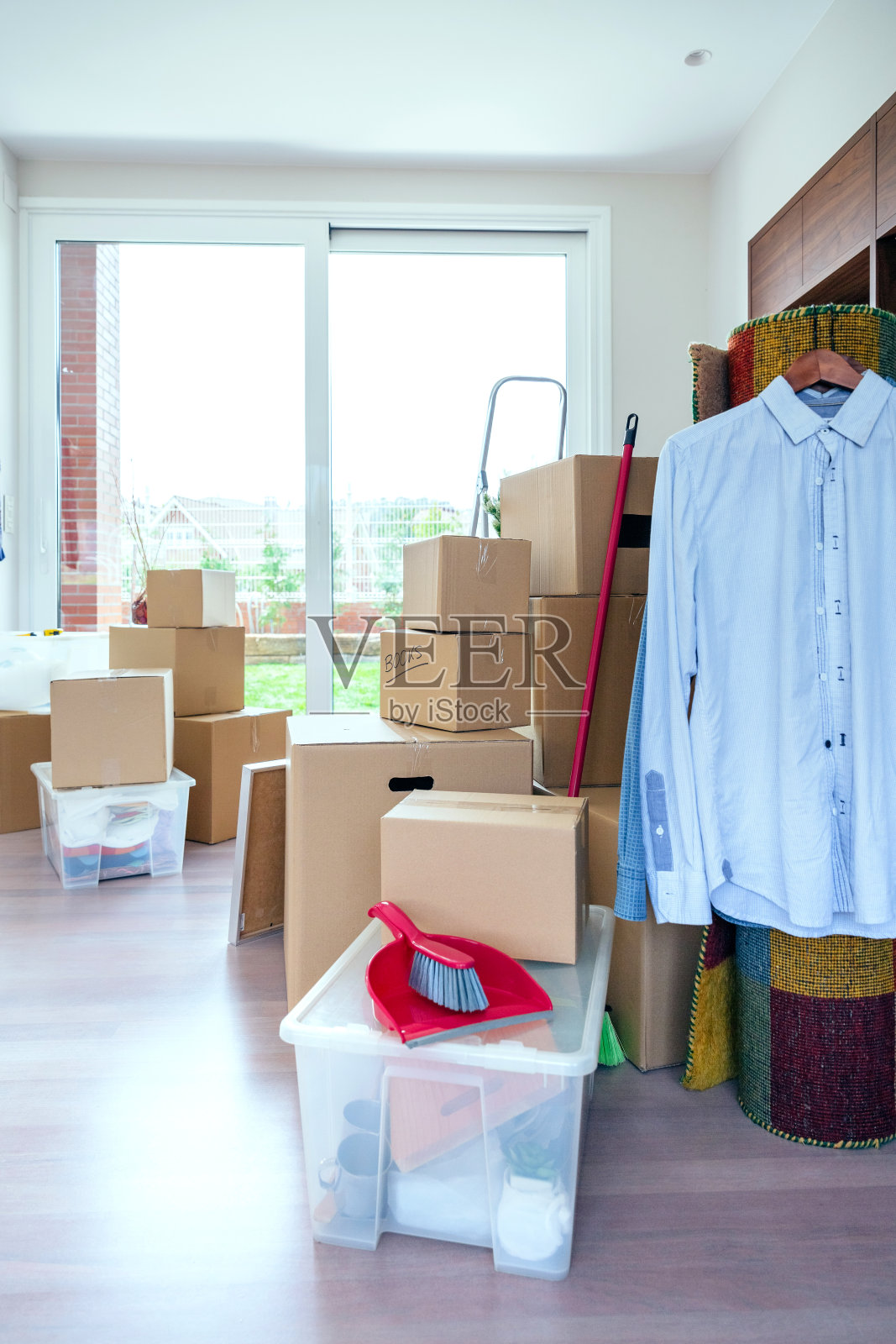 客厅里有移动的箱子照片摄影图片