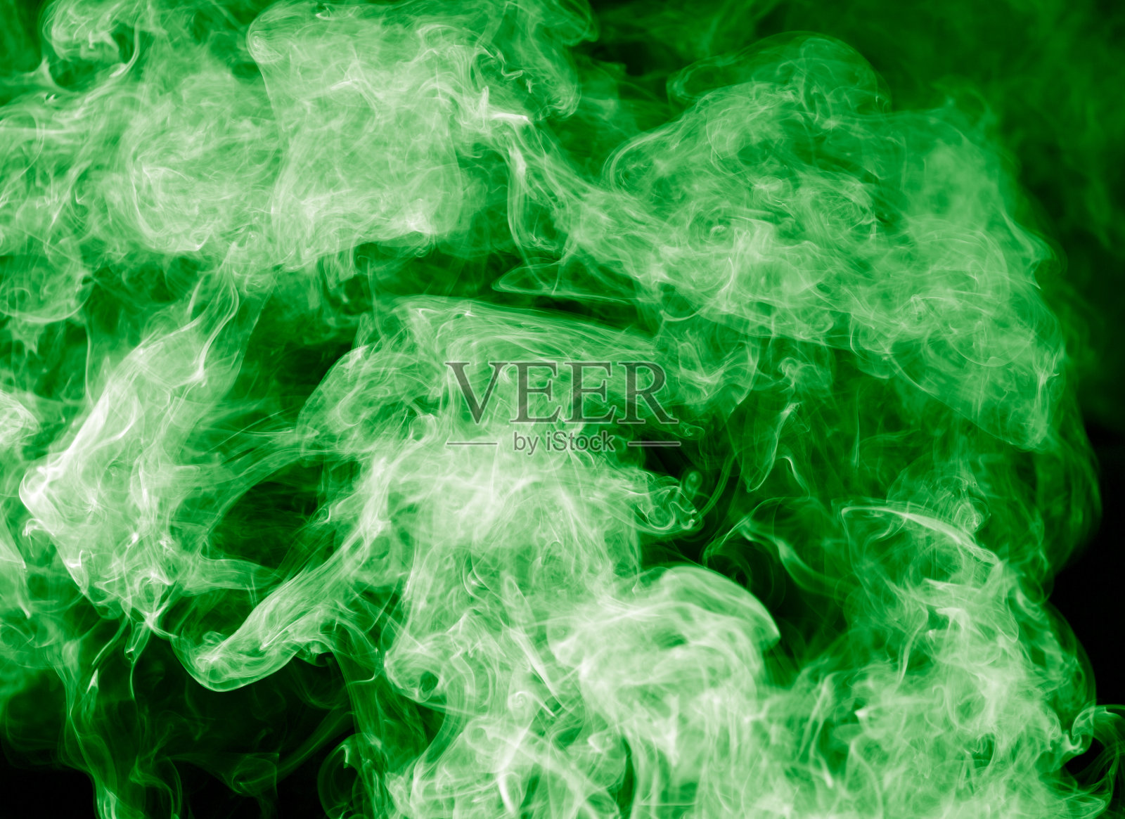 黑色背景上的绿烟照片摄影图片