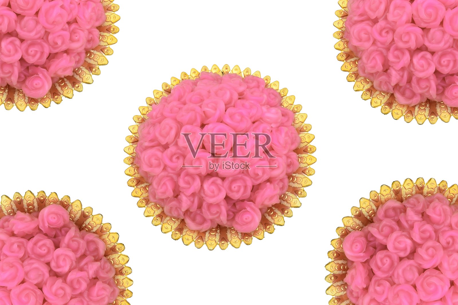 蒸层甜蛋糕看起来像粉红色的玫瑰托盘与底座孤立在白色的背景照片摄影图片