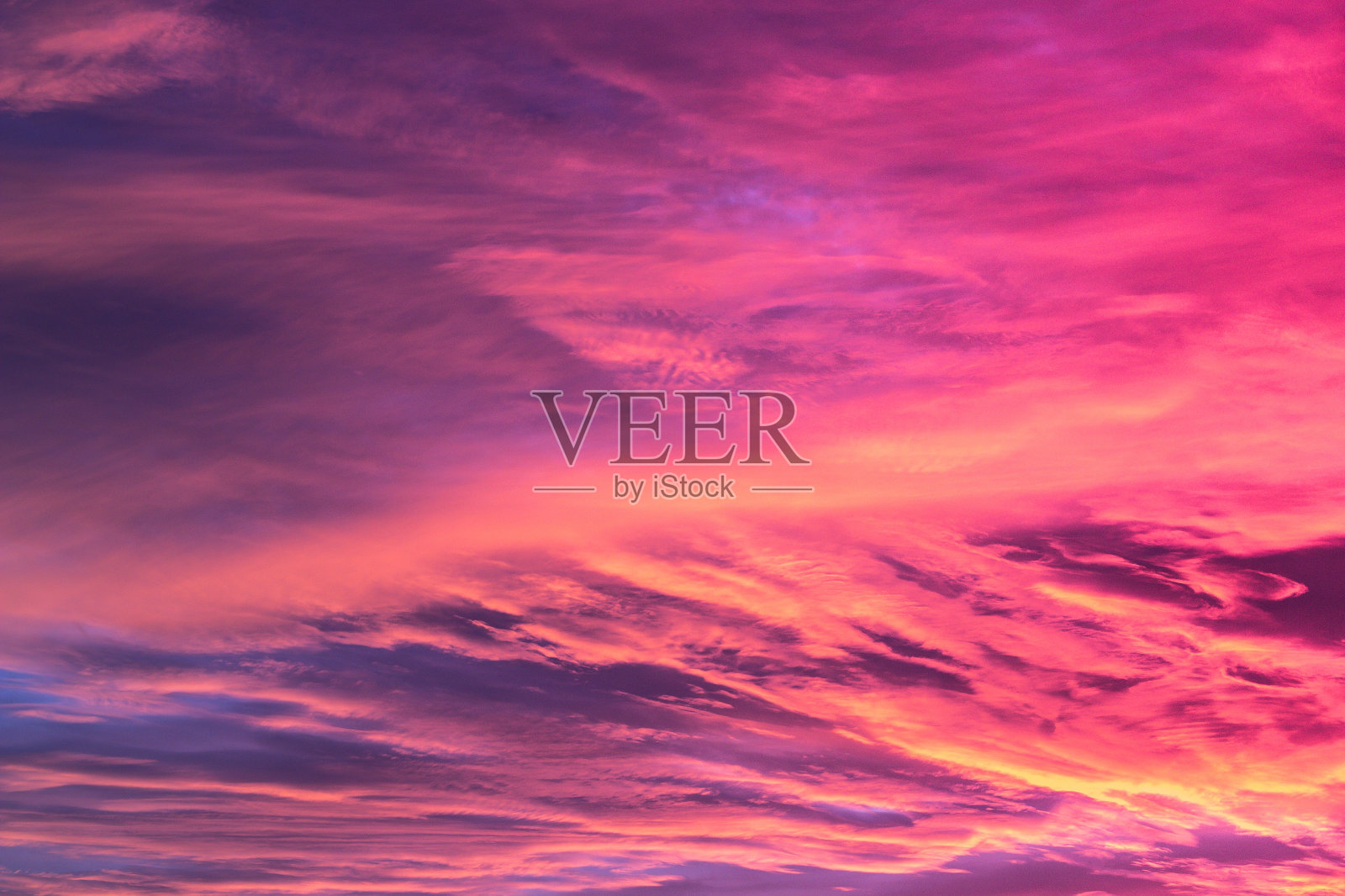 惊人的天空背景与云彩在日出。照片摄影图片