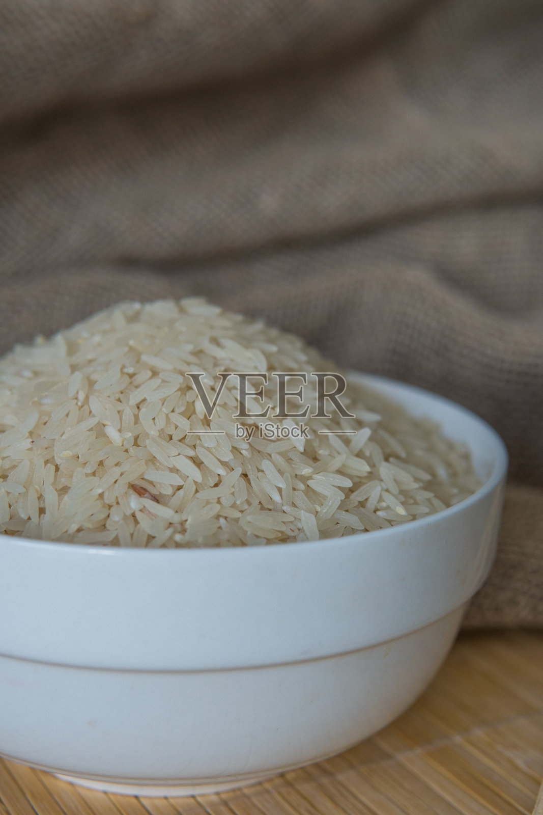 白瓷碗里的米饭靠近了照片摄影图片