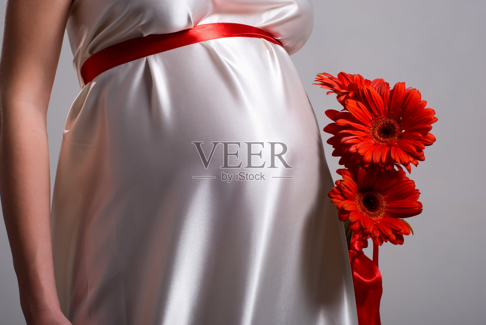 肚子里的孕妇和鲜花照片摄影图片