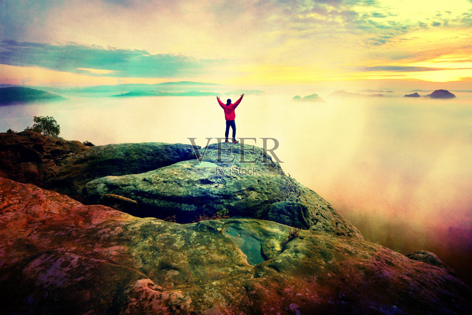 人守望薄雾和秋天的早晨山谷明亮的早晨太阳。照片摄影图片