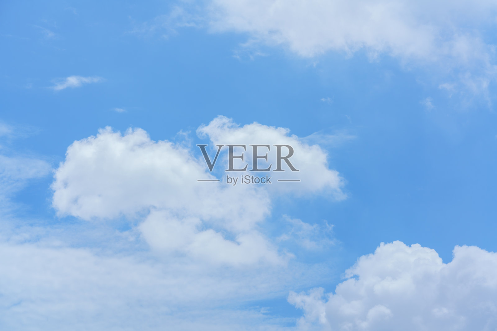 美丽的白云和蓝天的背景照片摄影图片