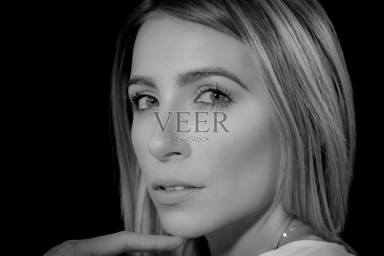 女士极端特写垂直肖像在单色照片摄影图片