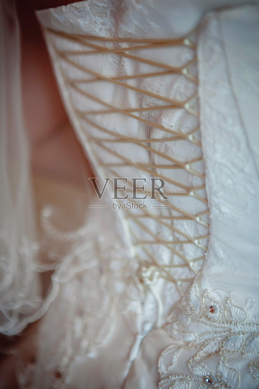 在婚纱上系上花边照片摄影图片