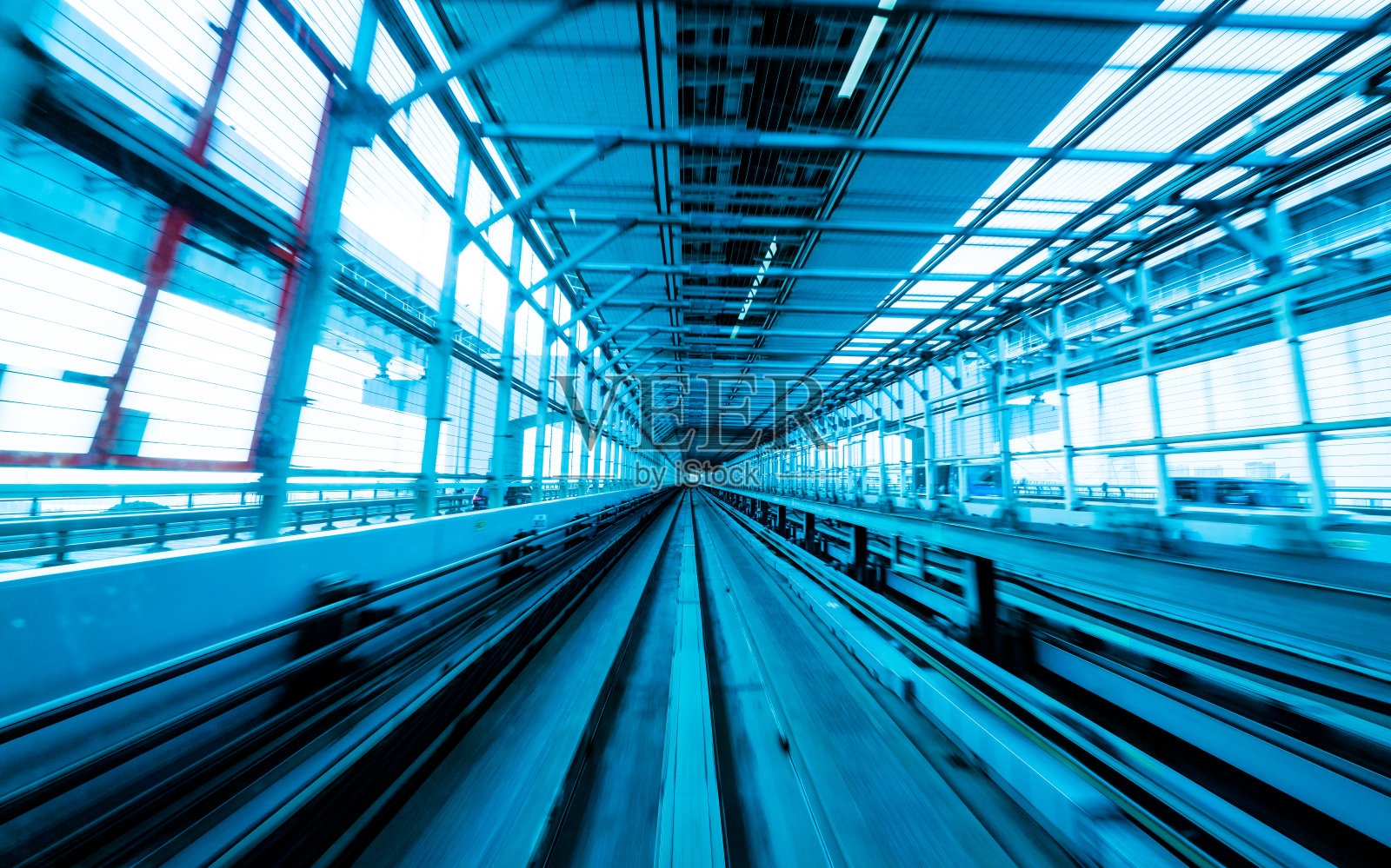 火车在城市轨道上移动与运动模糊照片摄影图片