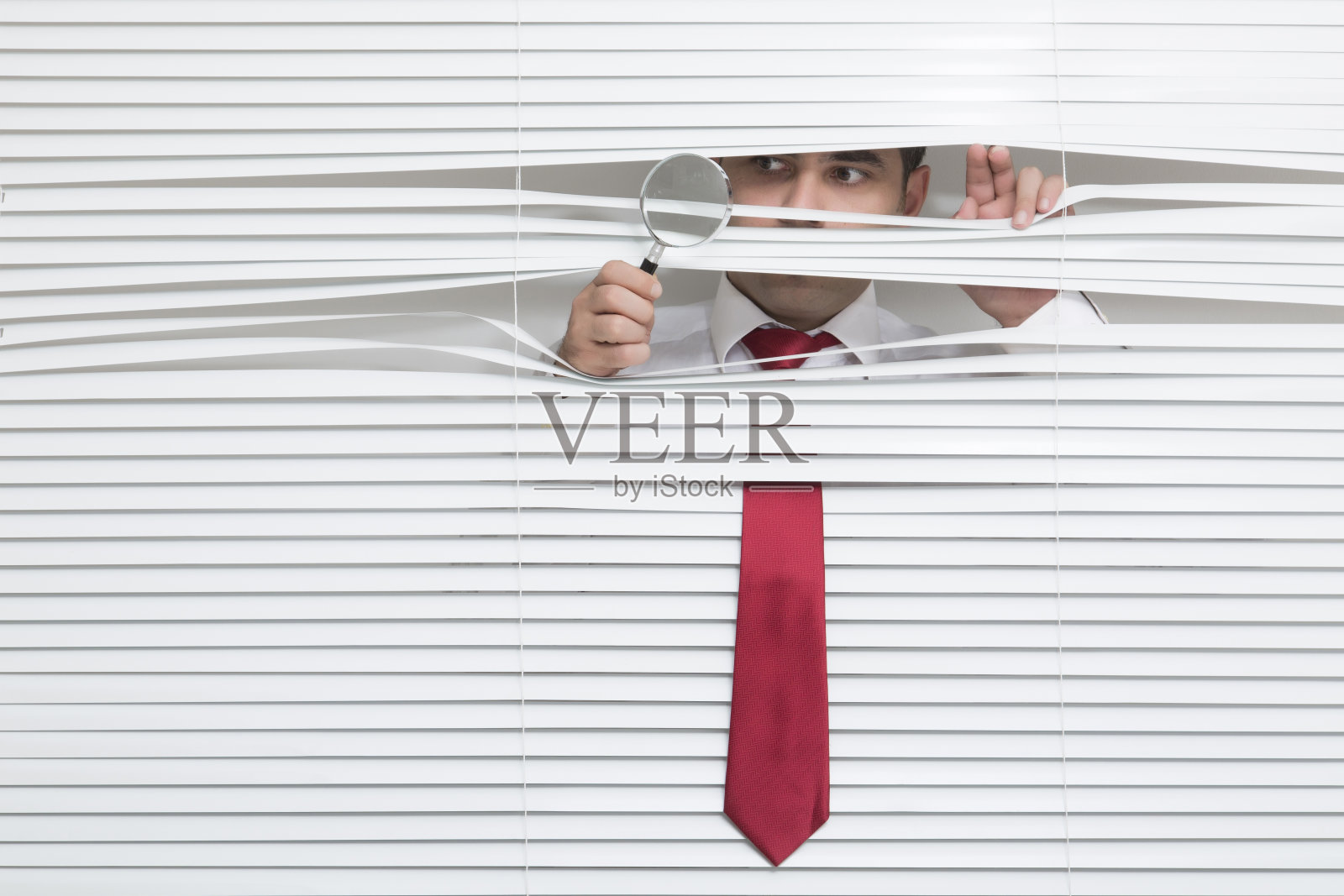 透过百叶窗看的人照片摄影图片