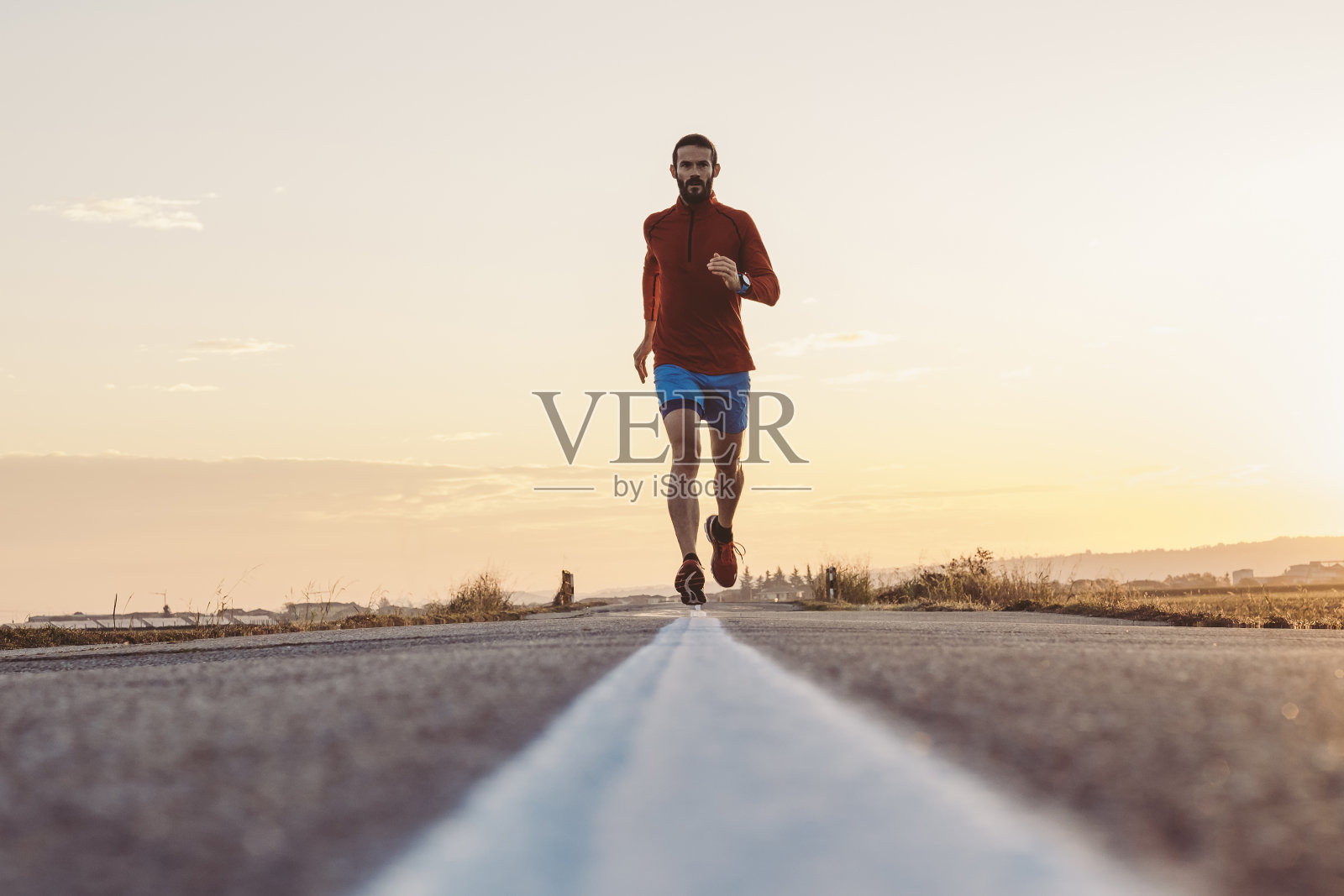 在柏油路上奔跑的人照片摄影图片