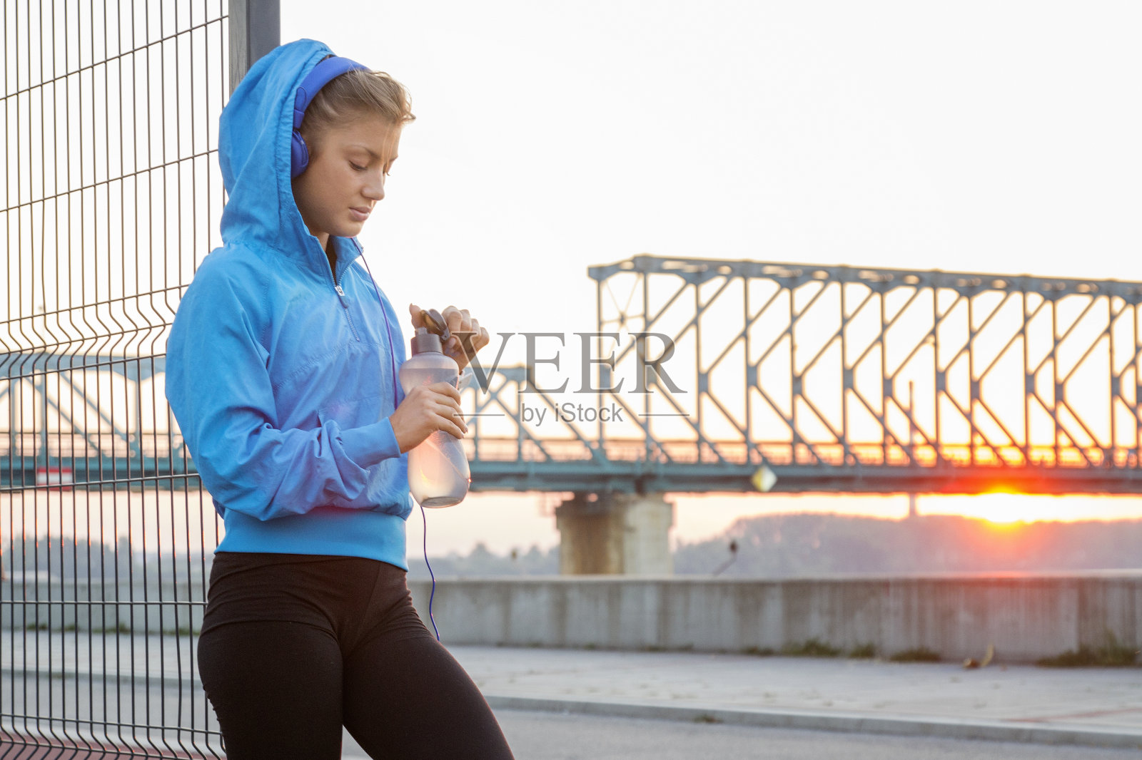 健身女孩正在休息照片摄影图片